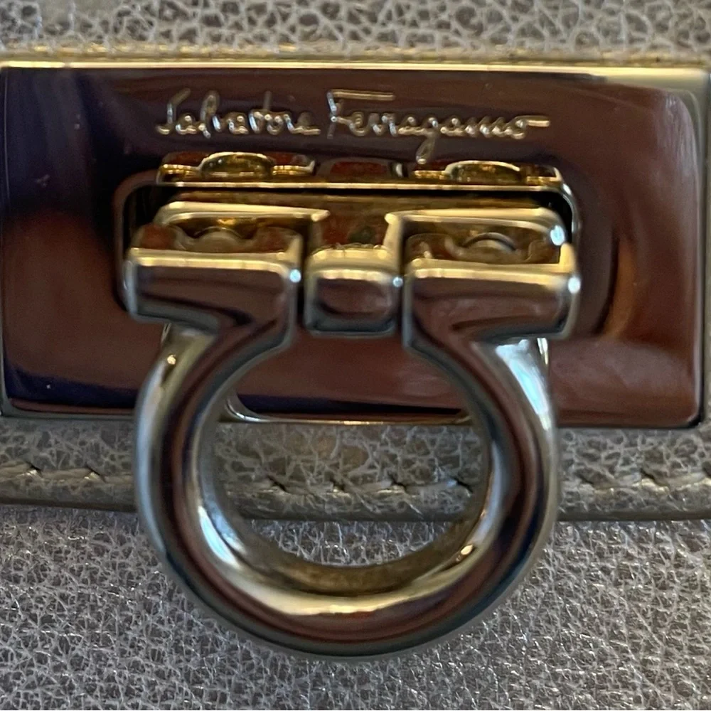 Salvatore Ferragamo Authentic Vintage Silver Compact Wallet - Picture 3 of 16